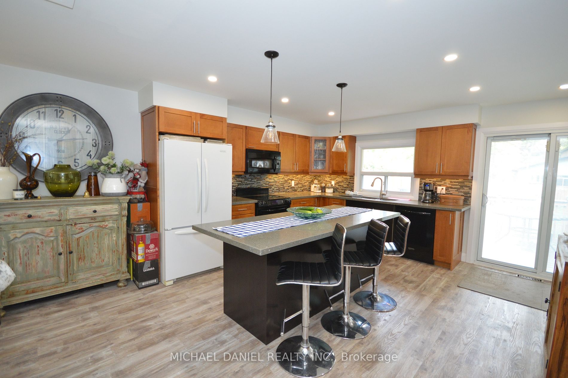 882 Kennedy Rd