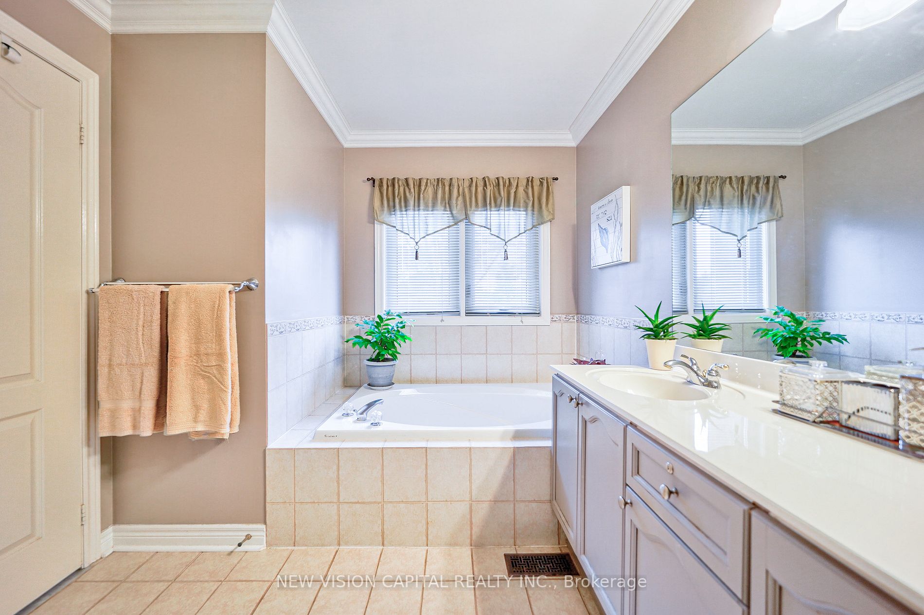 11 Farnham Dr