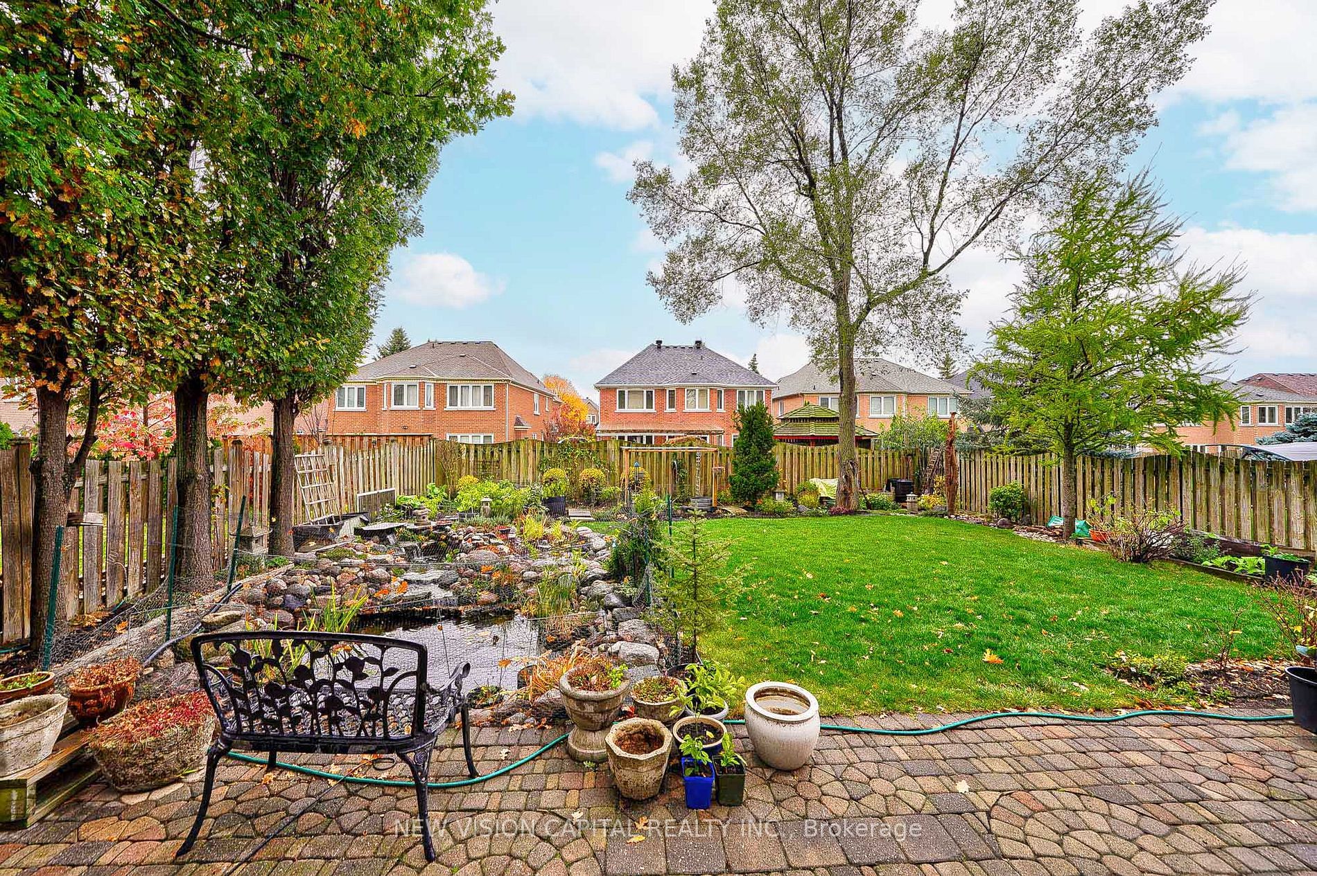 11 Farnham Dr