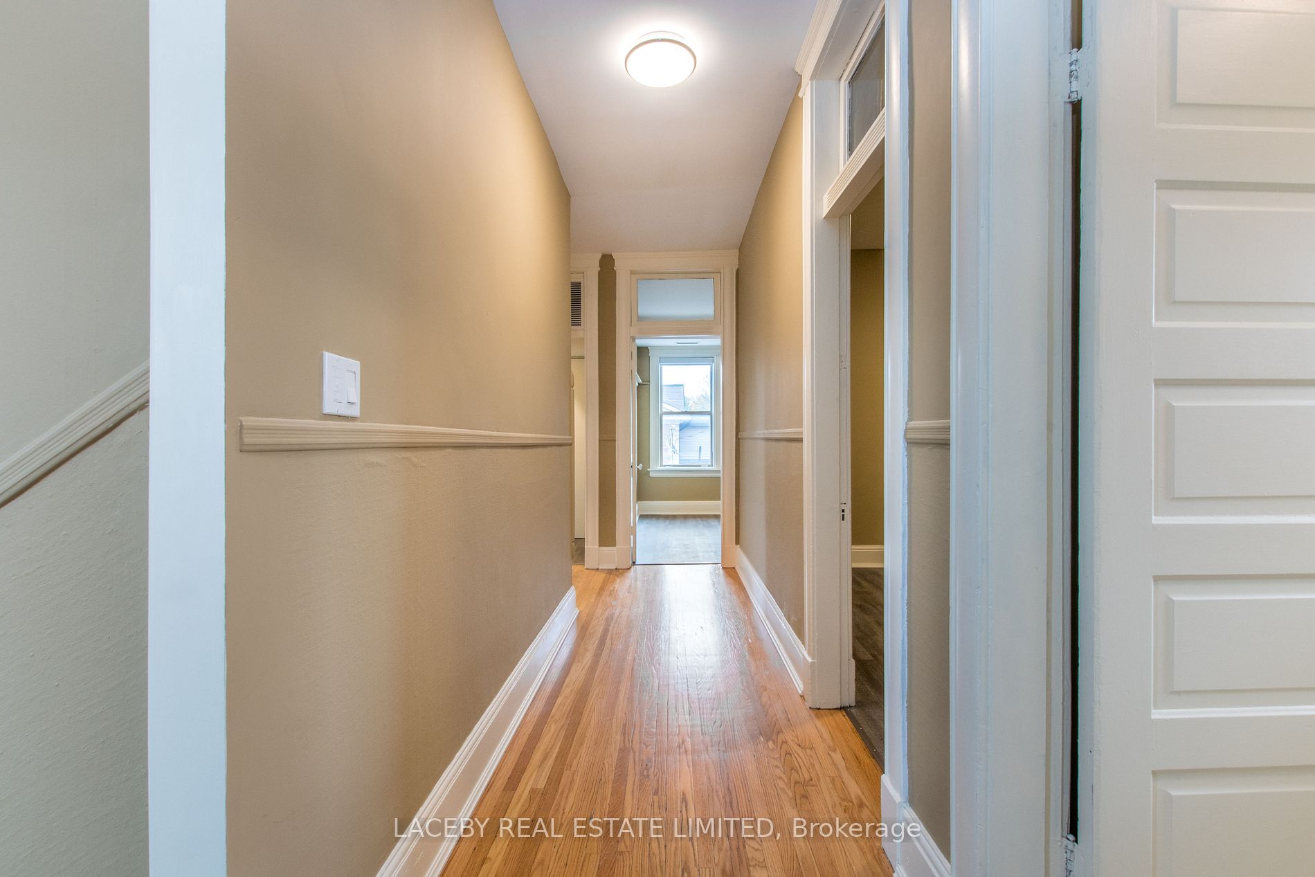 11 Queen St W