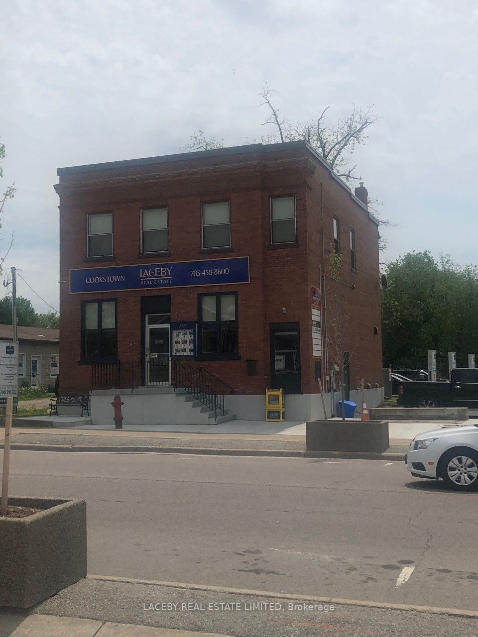 11 Queen St W