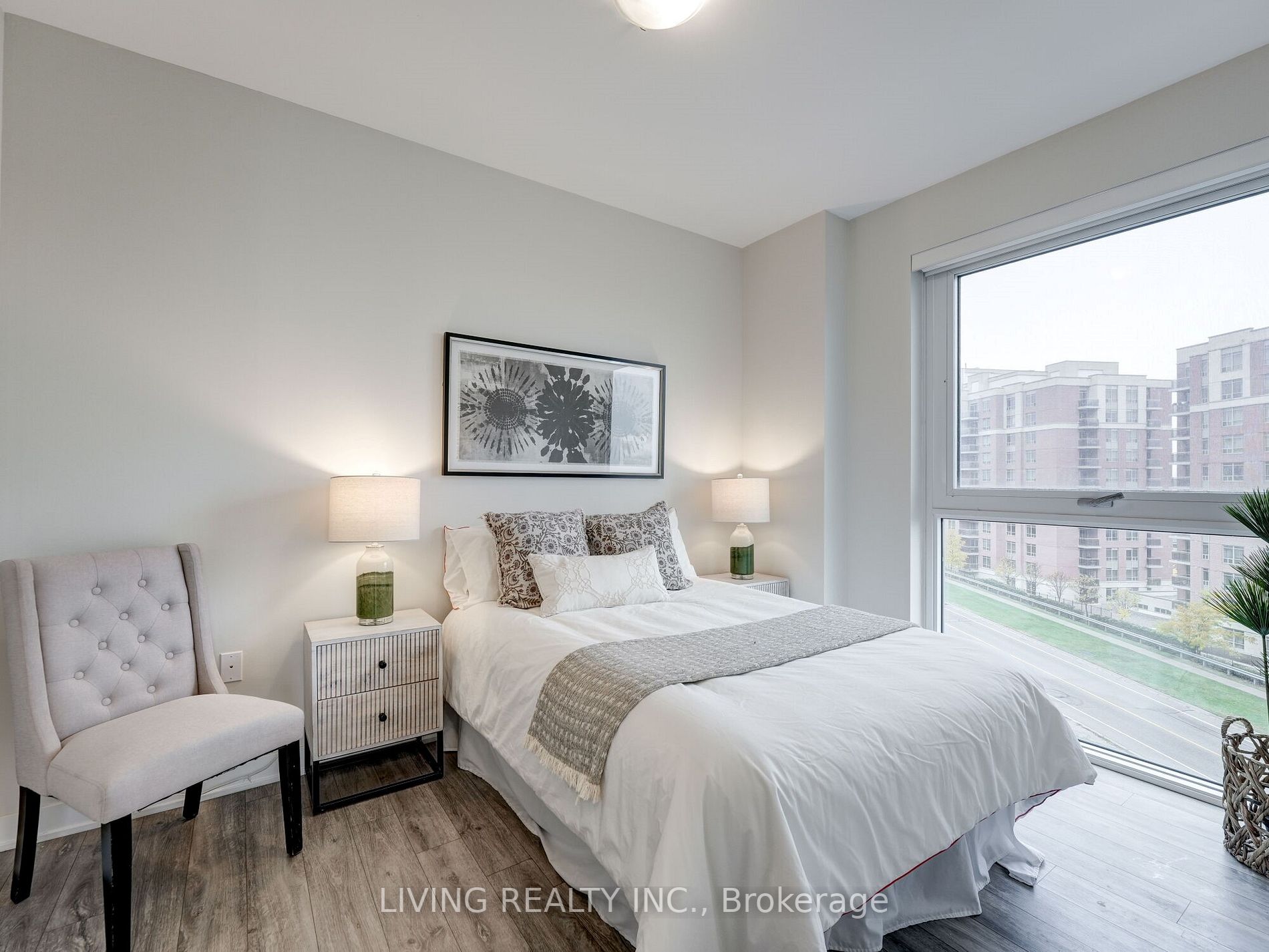 75 Oneida Cres, #804