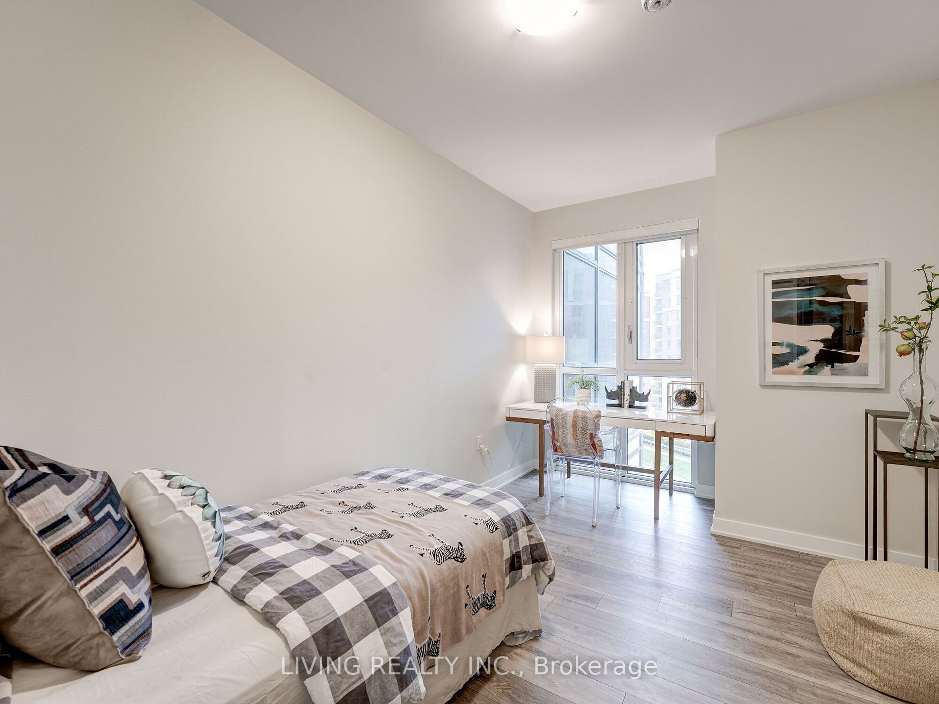 75 Oneida Cres, #804