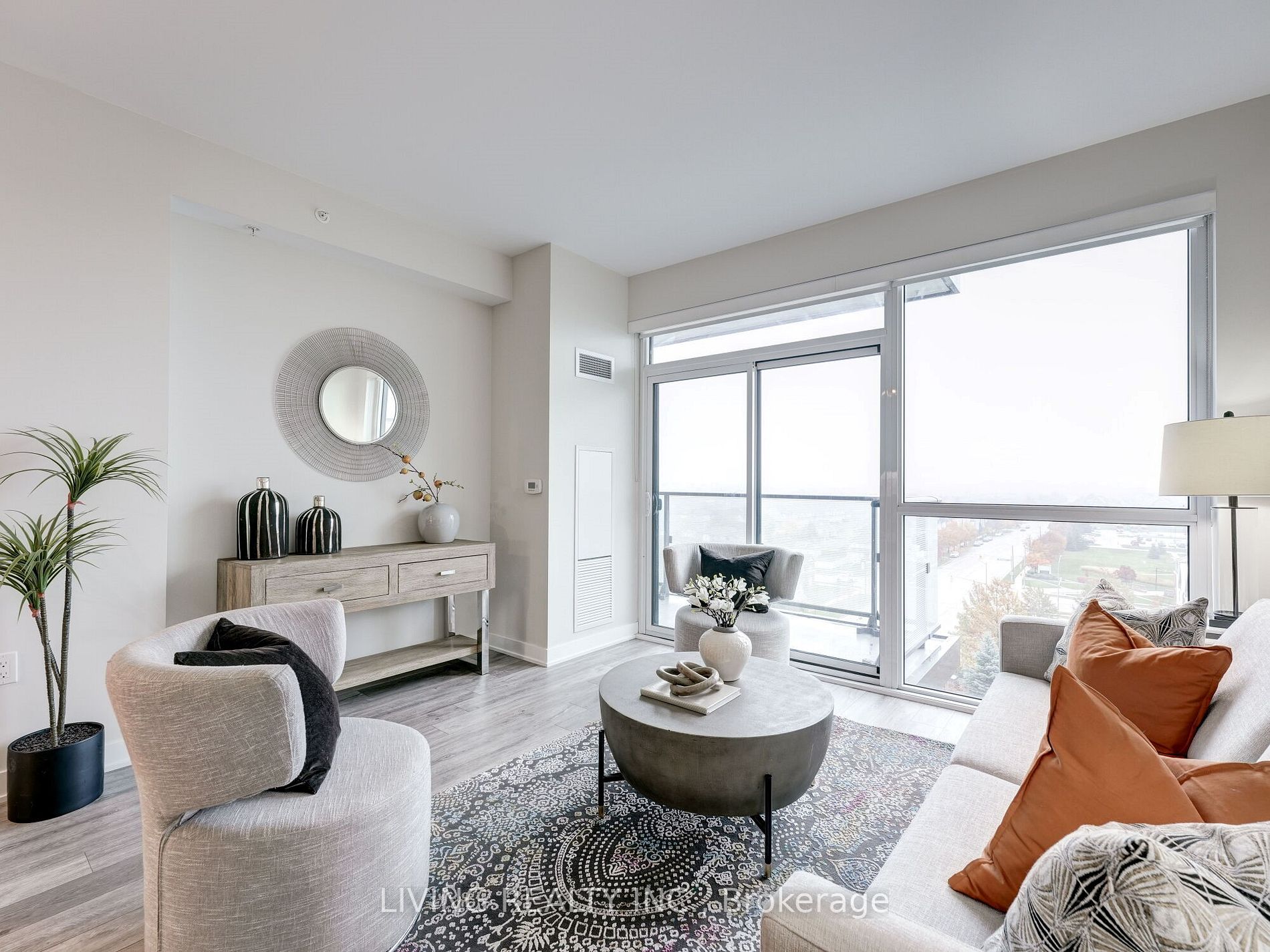 75 Oneida Cres, #804