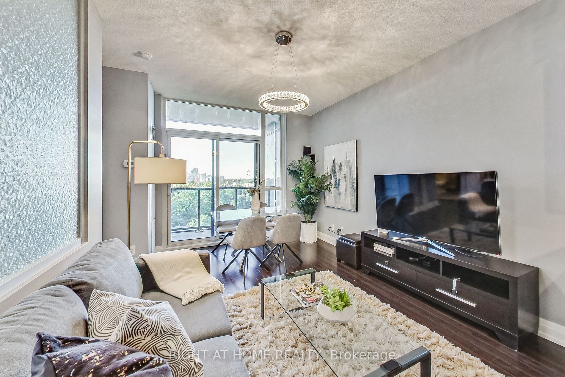 7167 Yonge St, #821