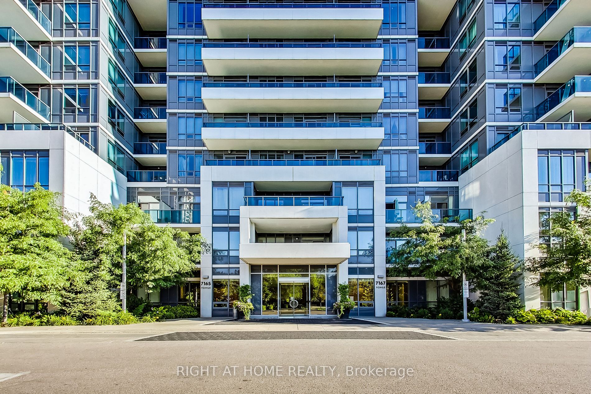7167 Yonge St, #821