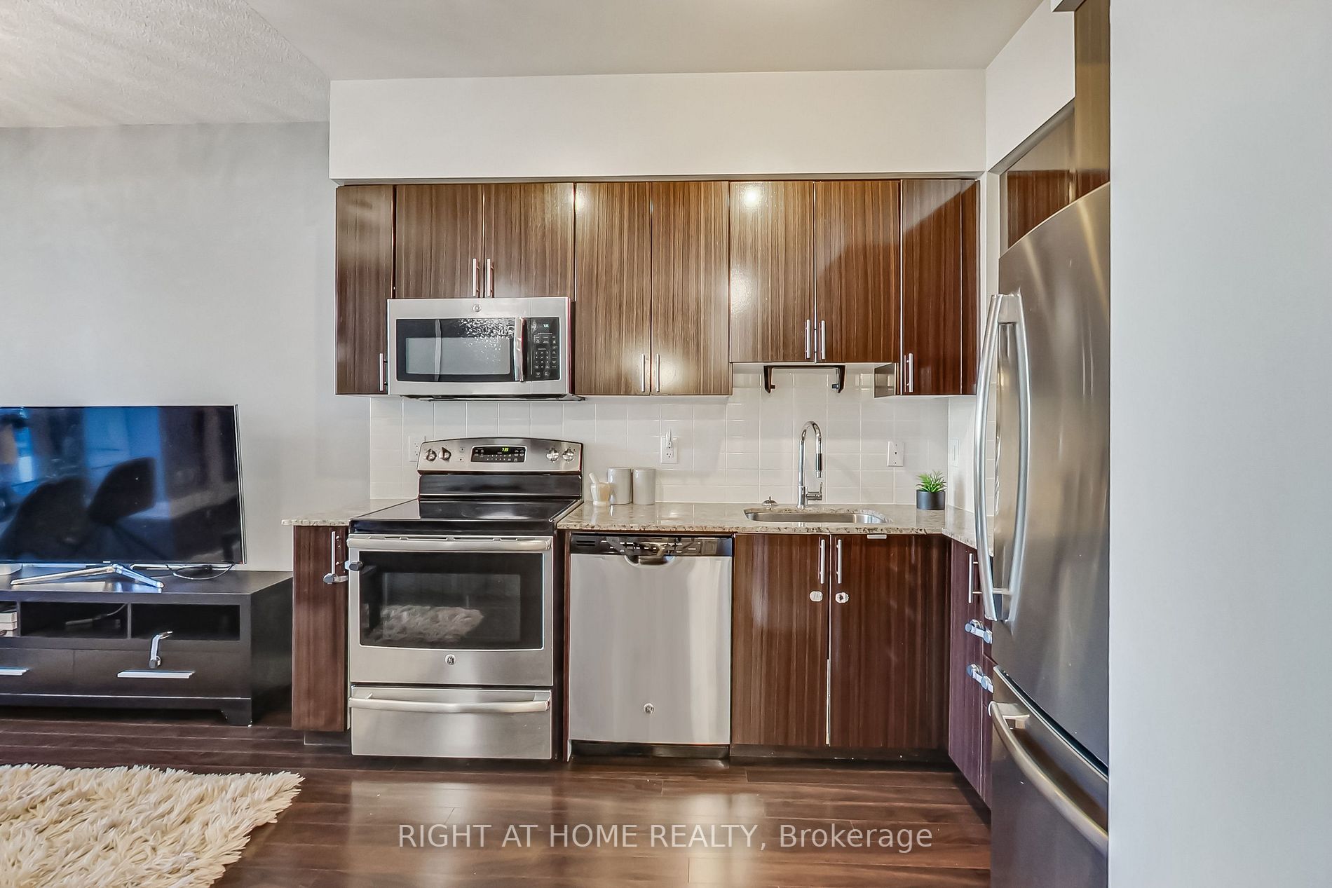 7167 Yonge St, #821