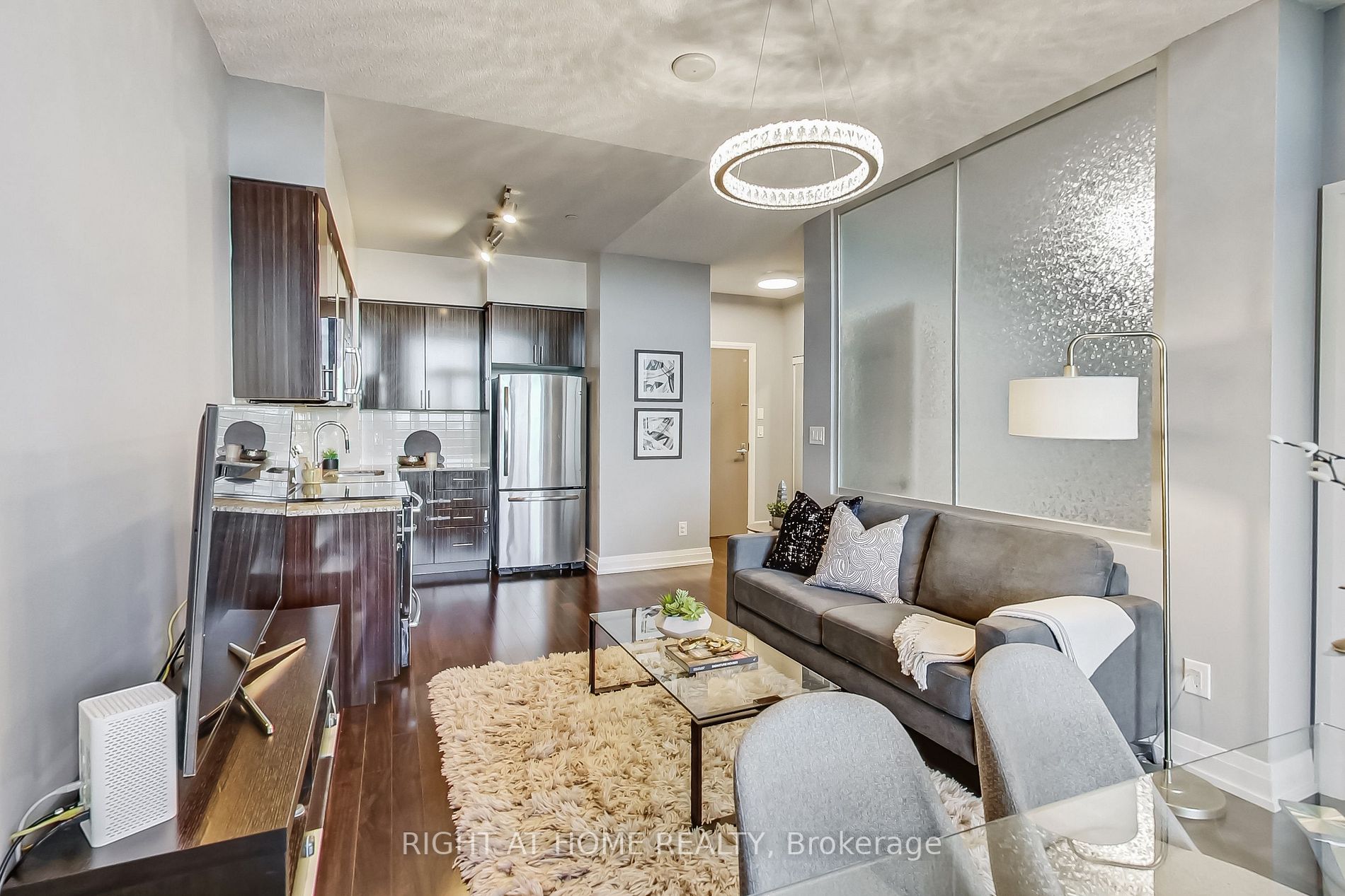 7167 Yonge St, #821