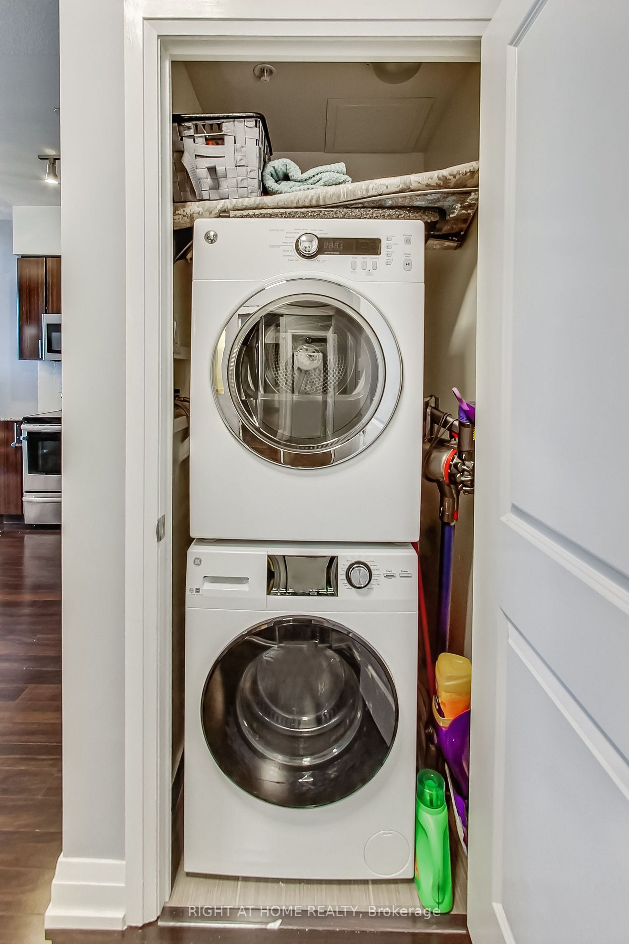7167 Yonge St, #821