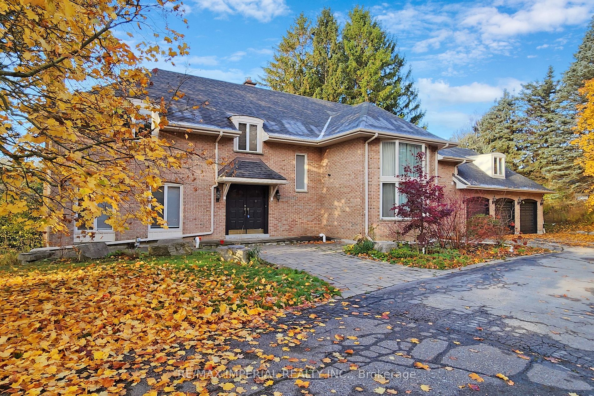 2 Blue Grass Dr