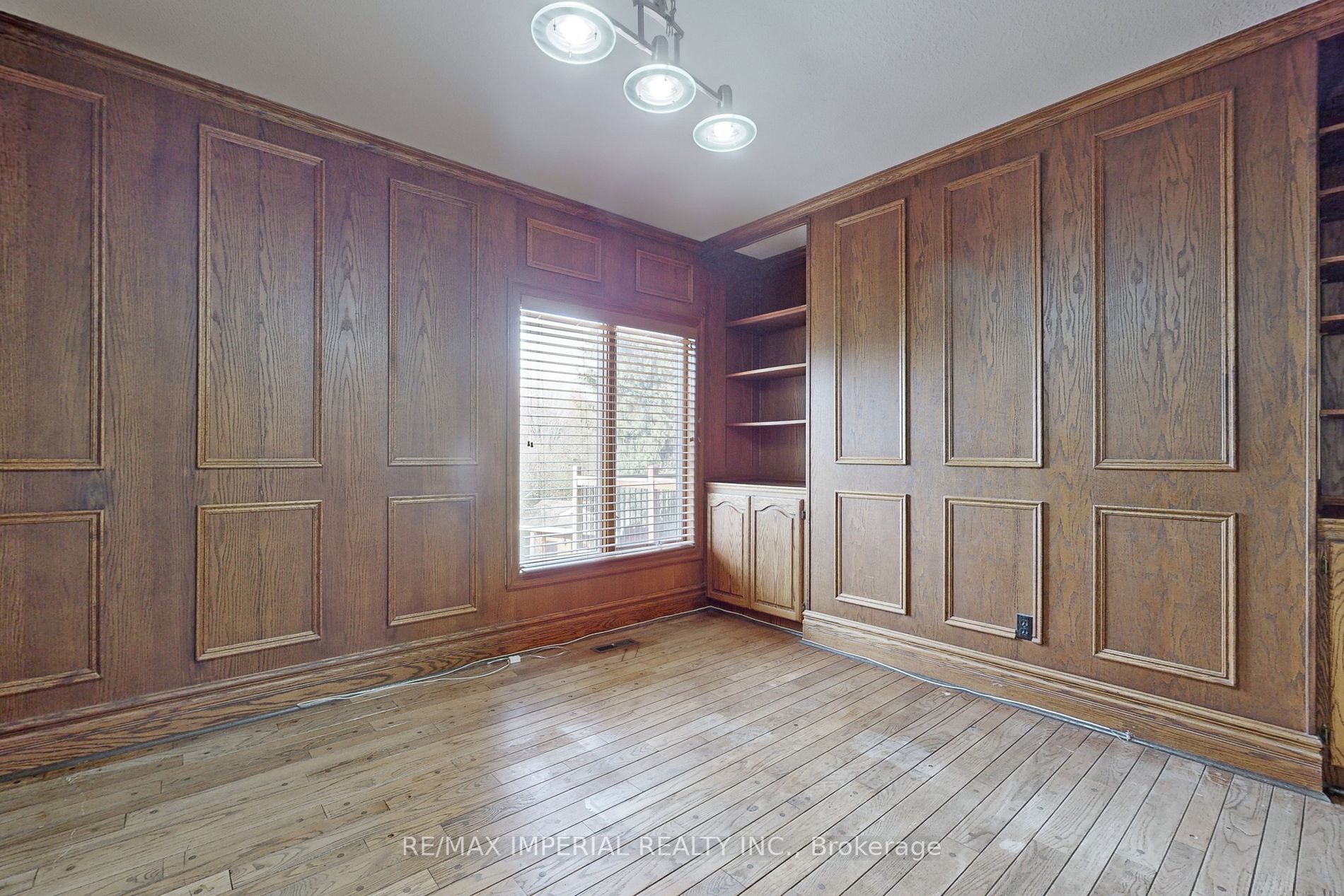 2 Blue Grass Dr