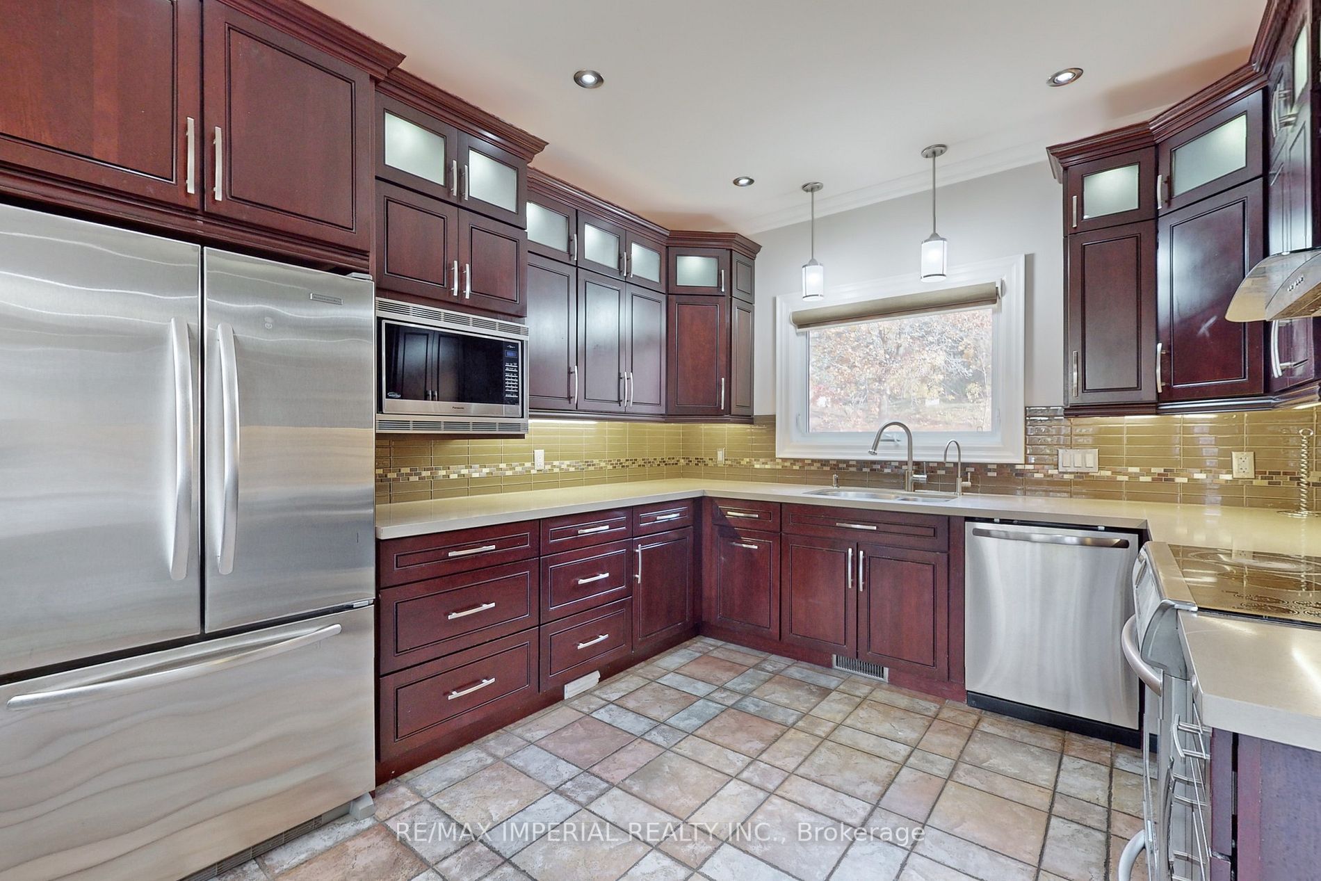 2 Blue Grass Dr