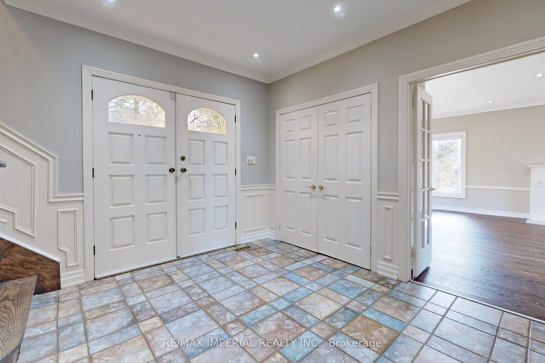 2 Blue Grass Dr