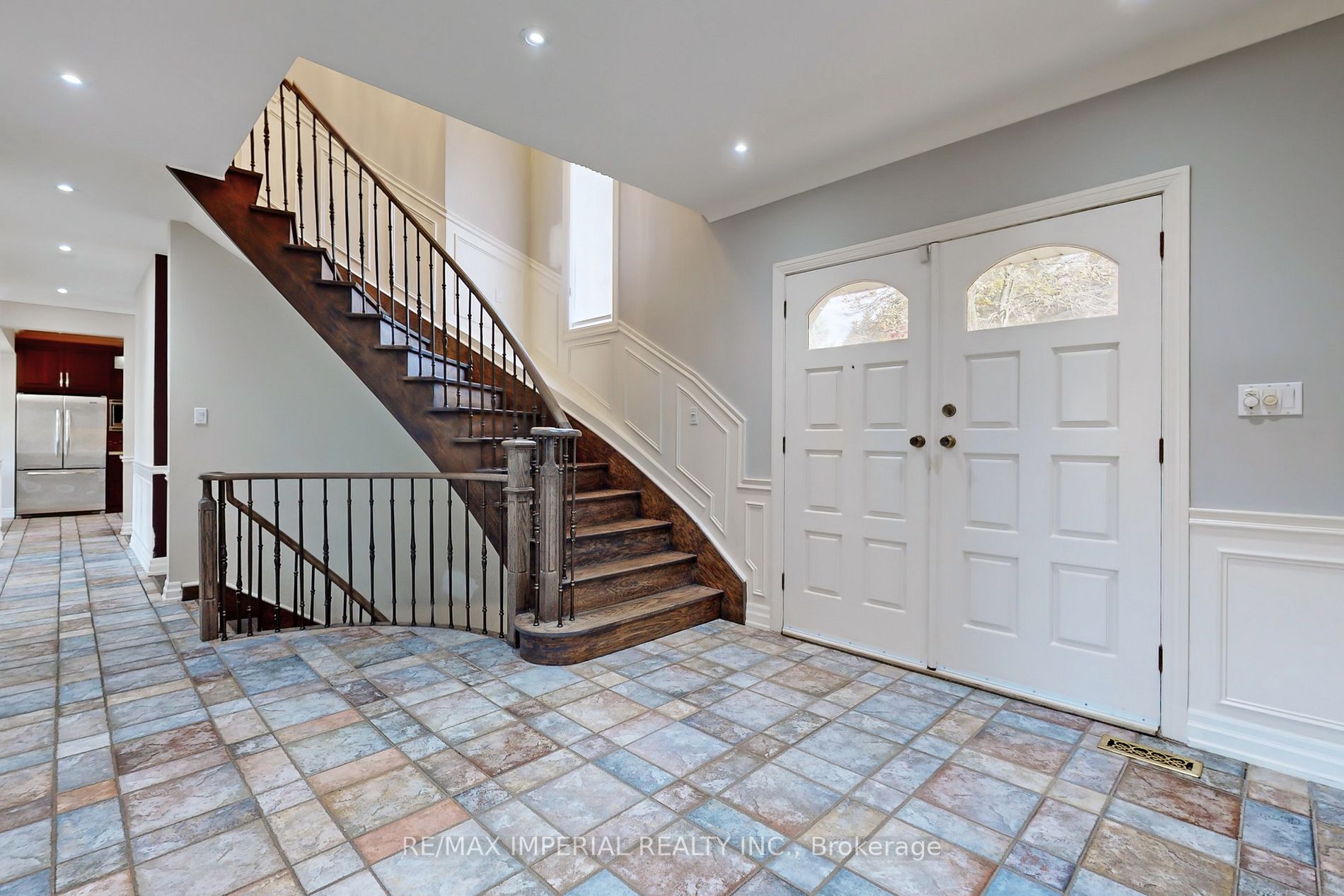 2 Blue Grass Dr
