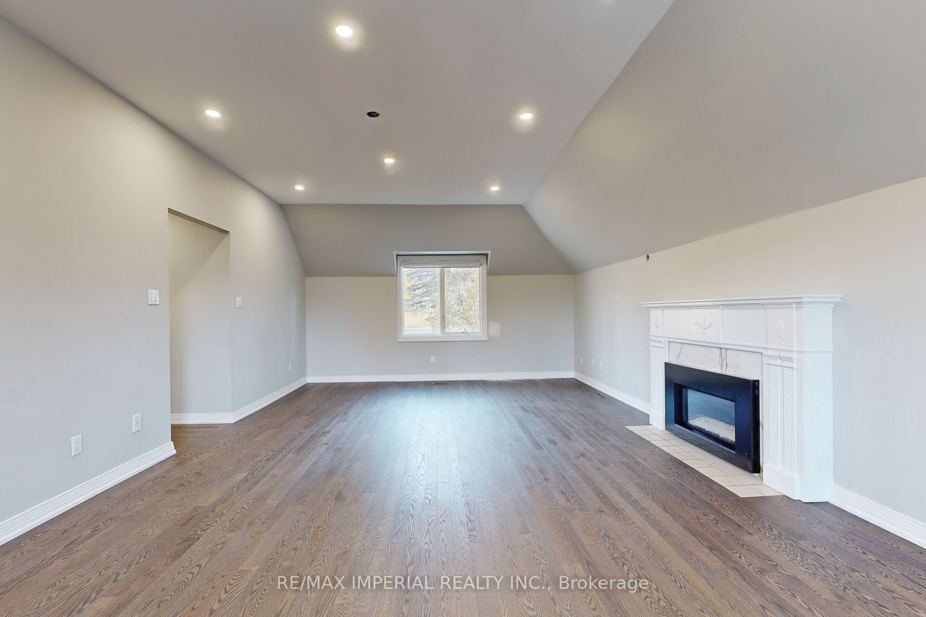 2 Blue Grass Dr