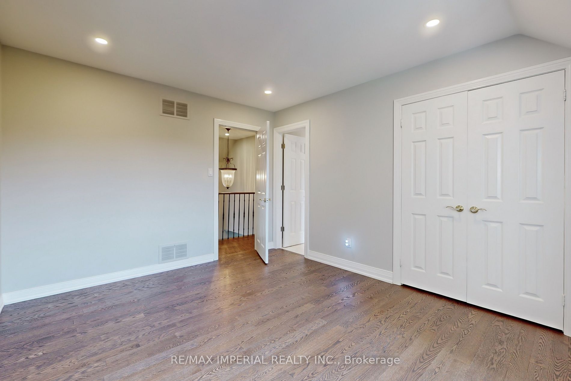 2 Blue Grass Dr