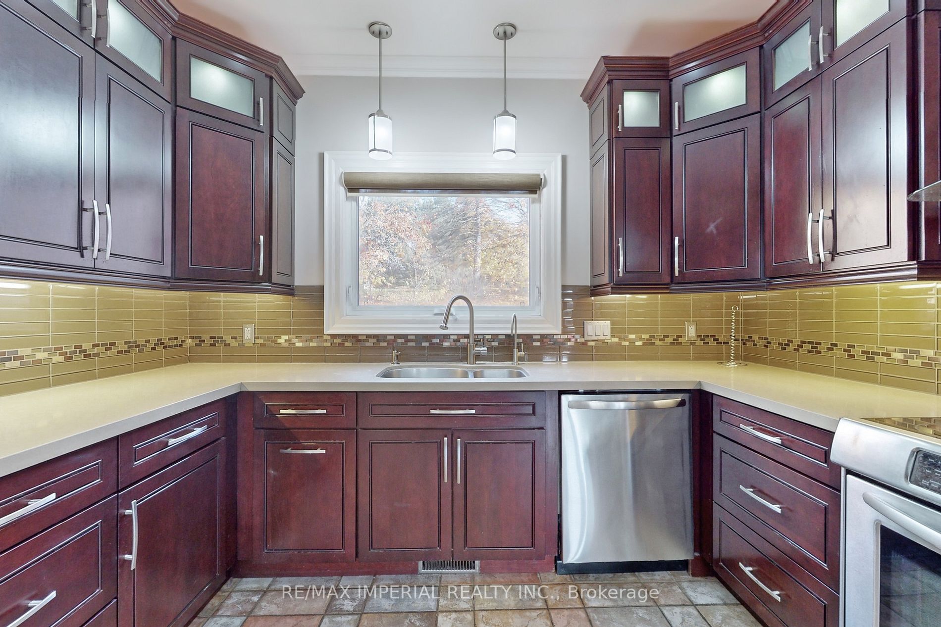 2 Blue Grass Dr