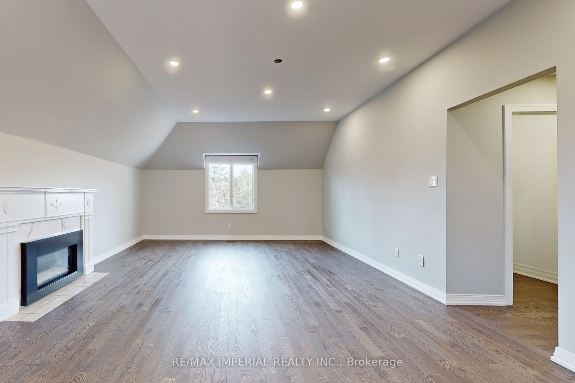 2 Blue Grass Dr