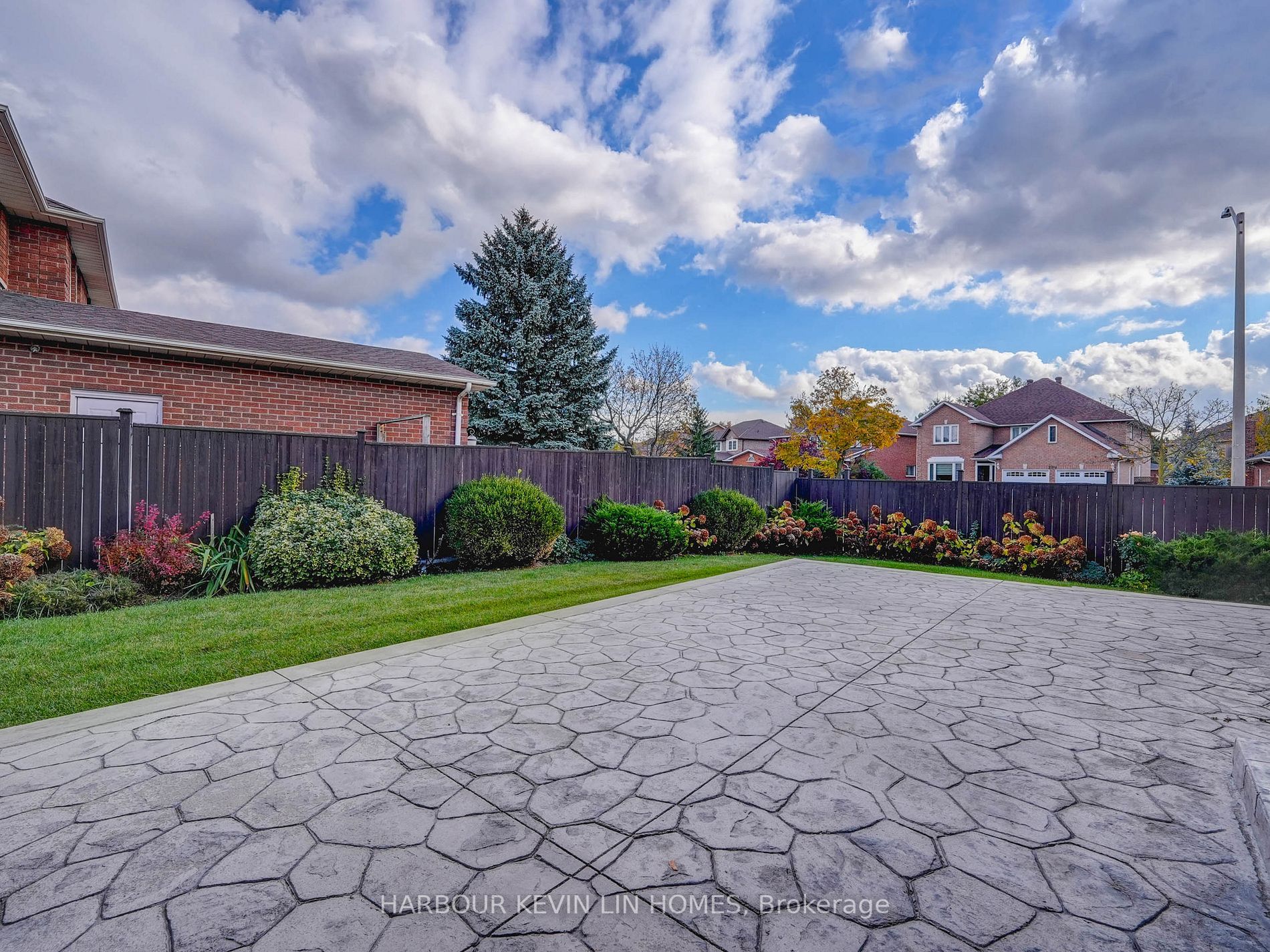 1 Strathearn Ave
