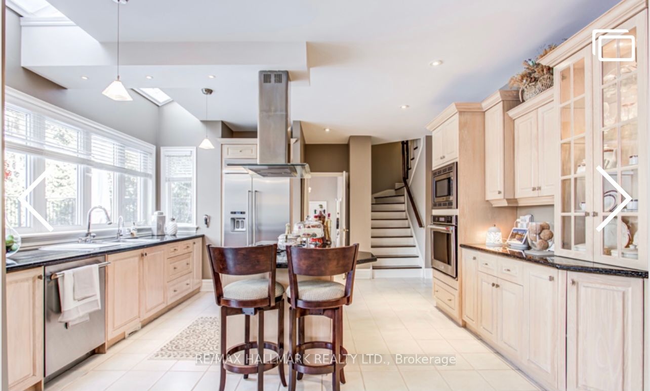 384 Kennedy St W