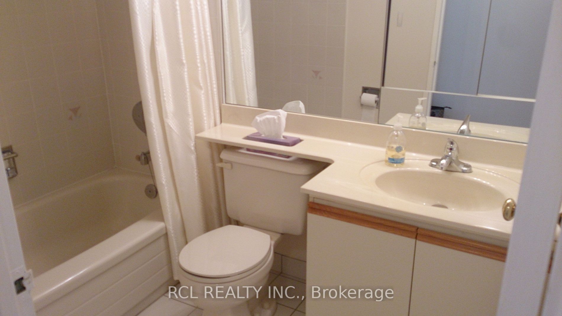 20 Harding Blvd W, #301