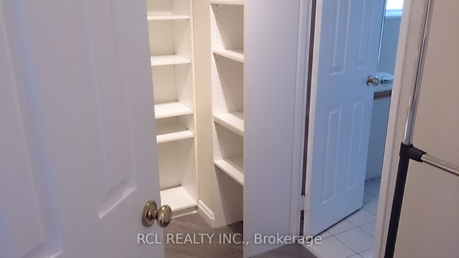 20 Harding Blvd W, #301