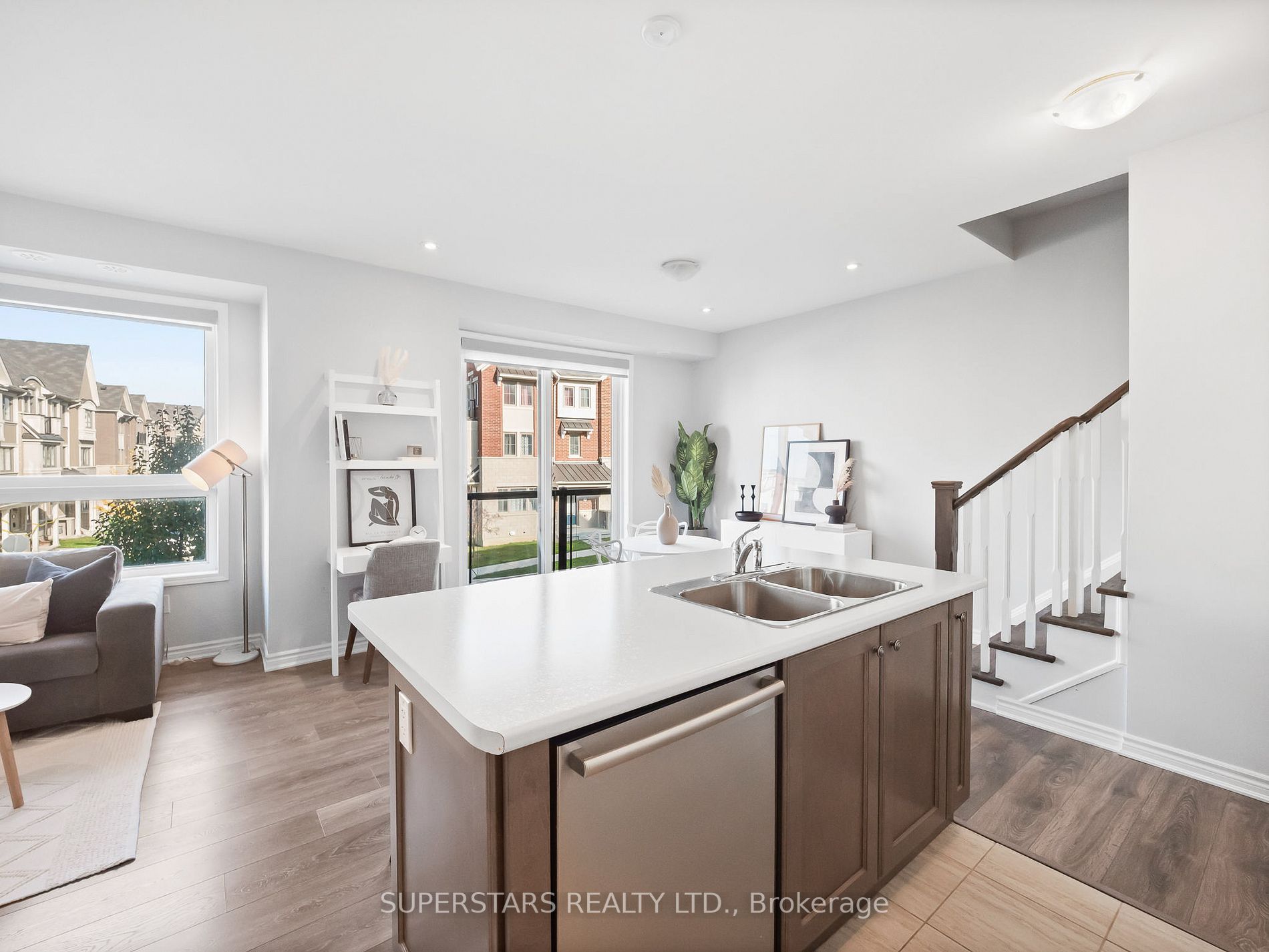 27 Frederick Wilson Ave, #27
