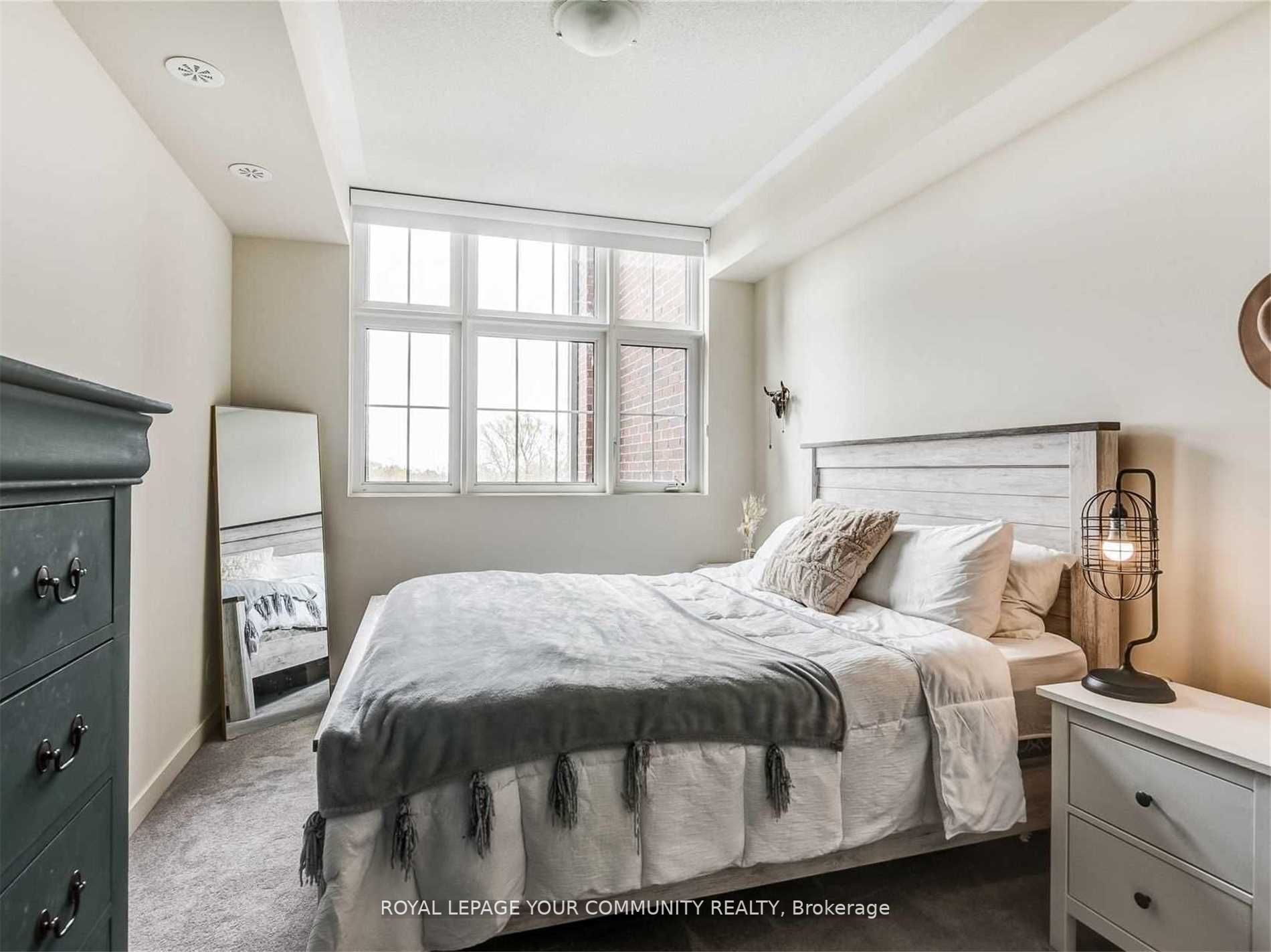2 Linsmore Pl, #208