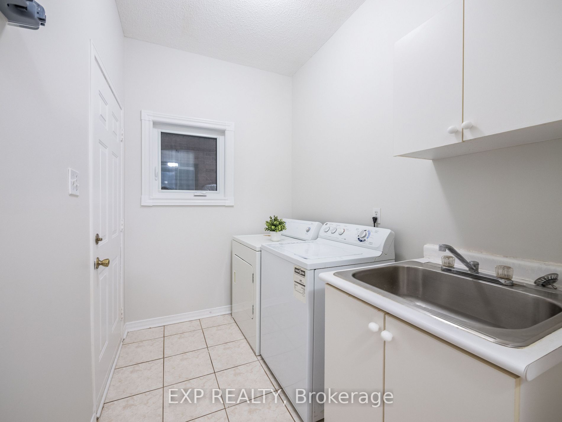 75 Waterton Cres