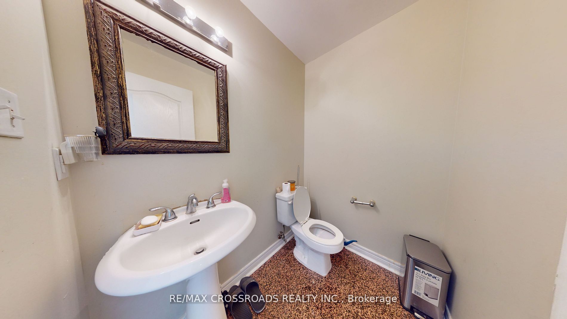6 Leonard St E, #12