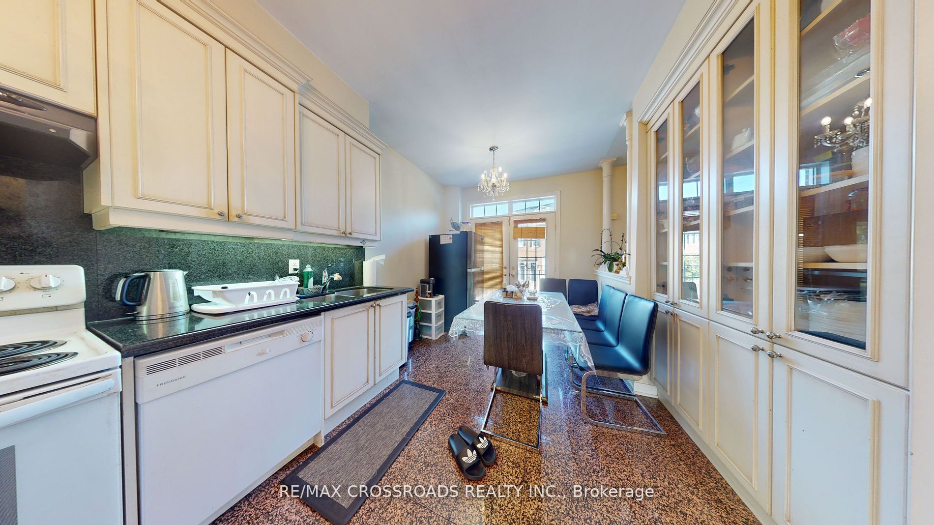 6 Leonard St E, #12