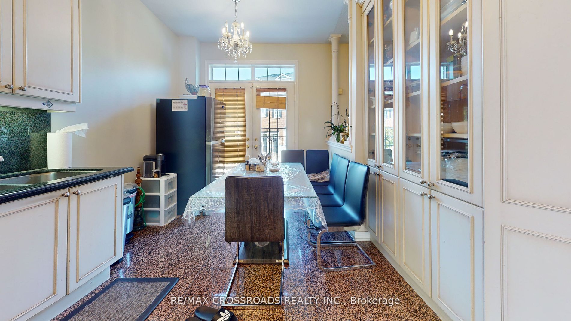 6 Leonard St E, #12