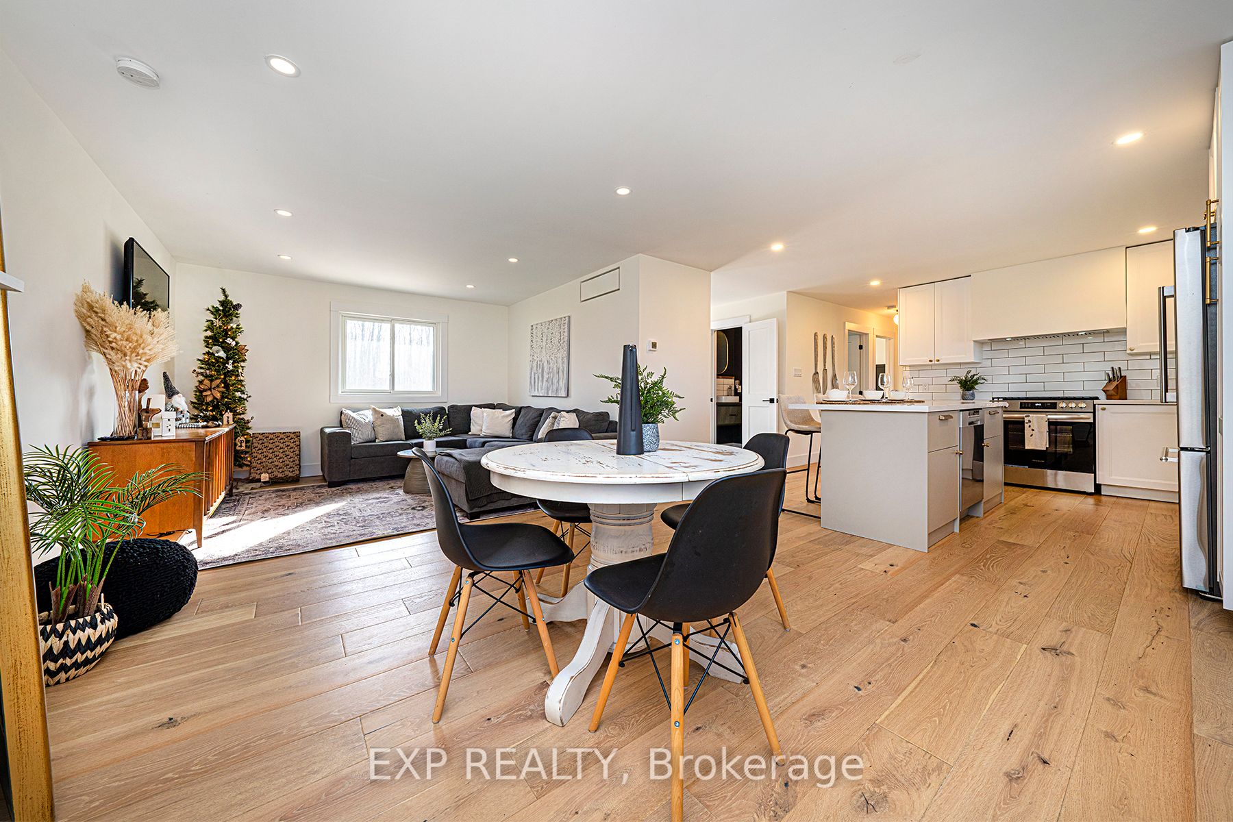 153 Holmes Point Rd