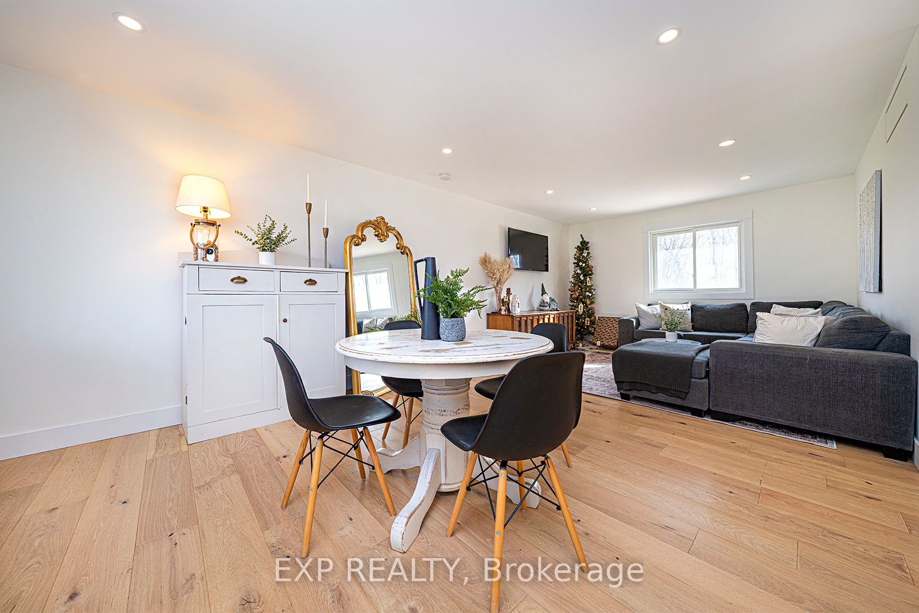 153 Holmes Point Rd