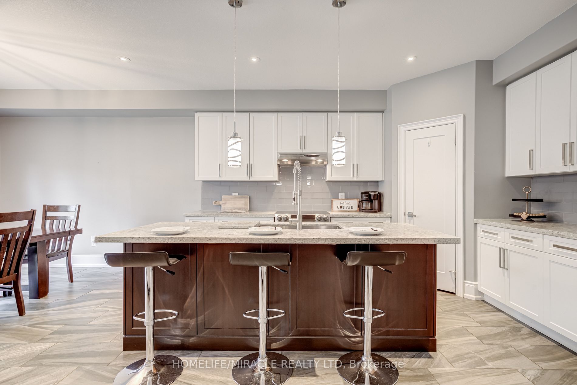 48 Carleton Tr
