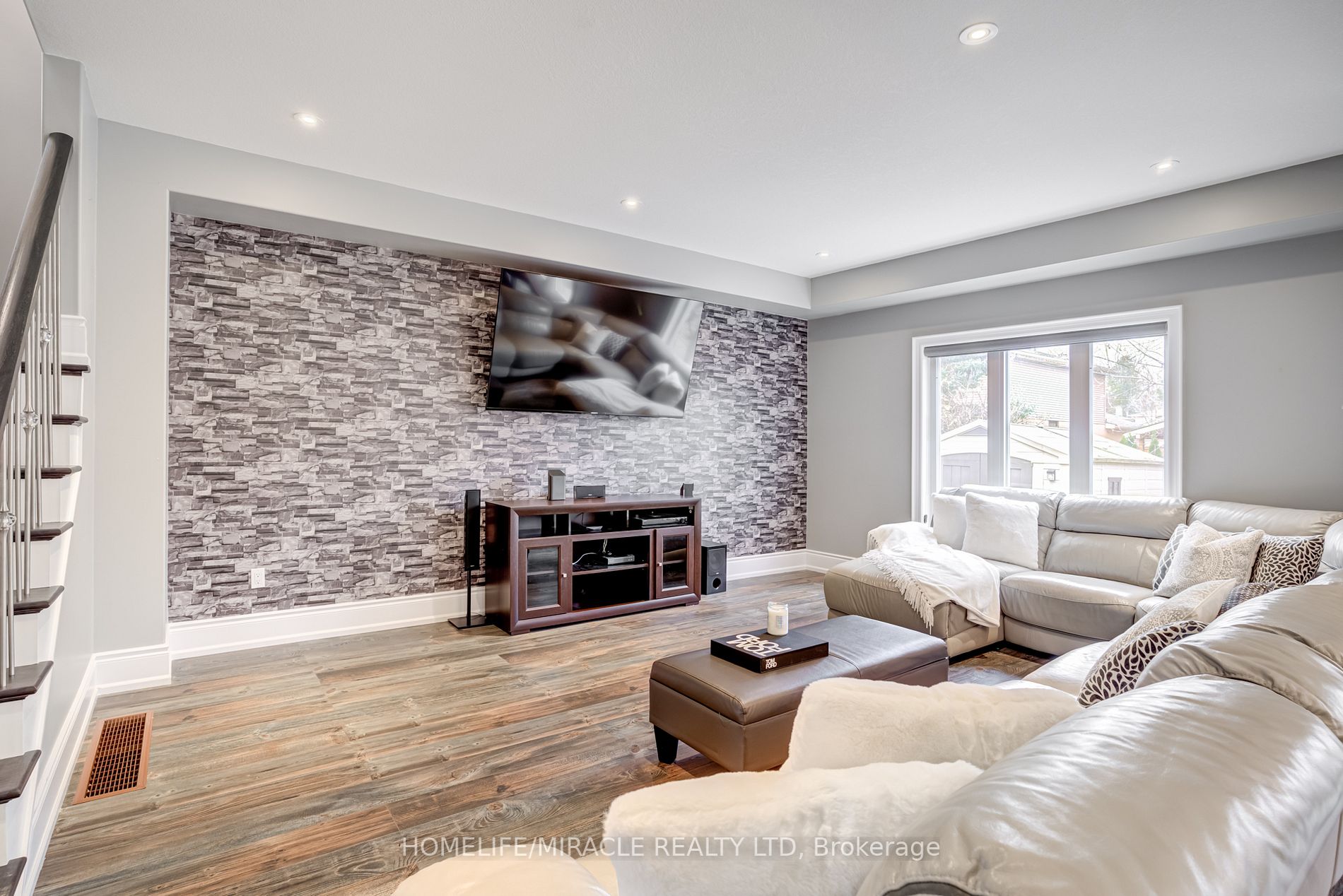 48 Carleton Tr
