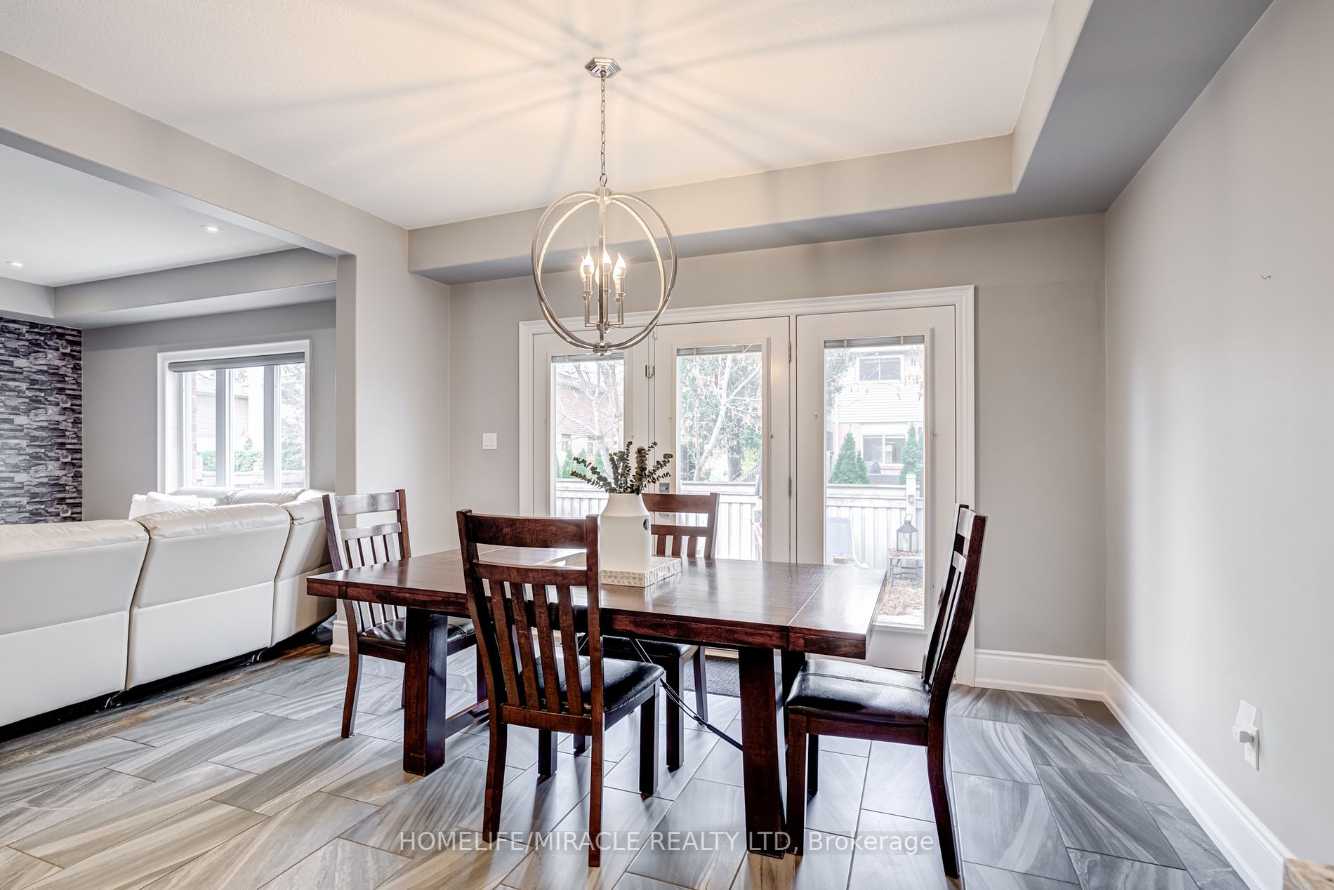 48 Carleton Tr