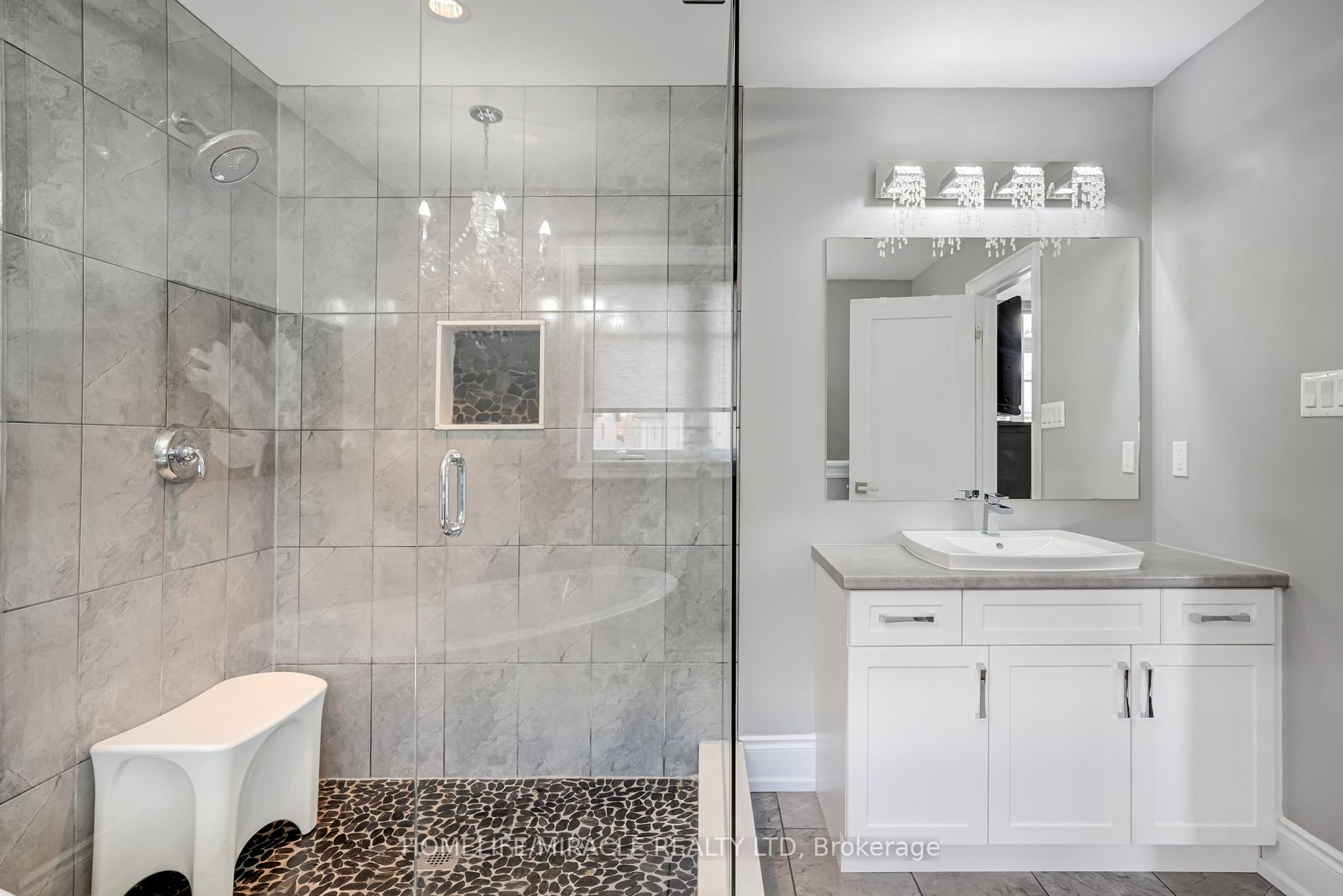 48 Carleton Tr