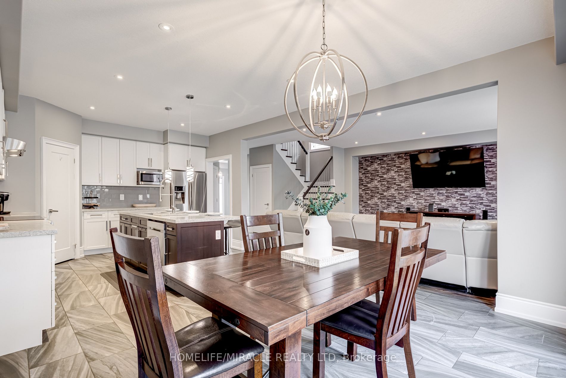 48 Carleton Tr