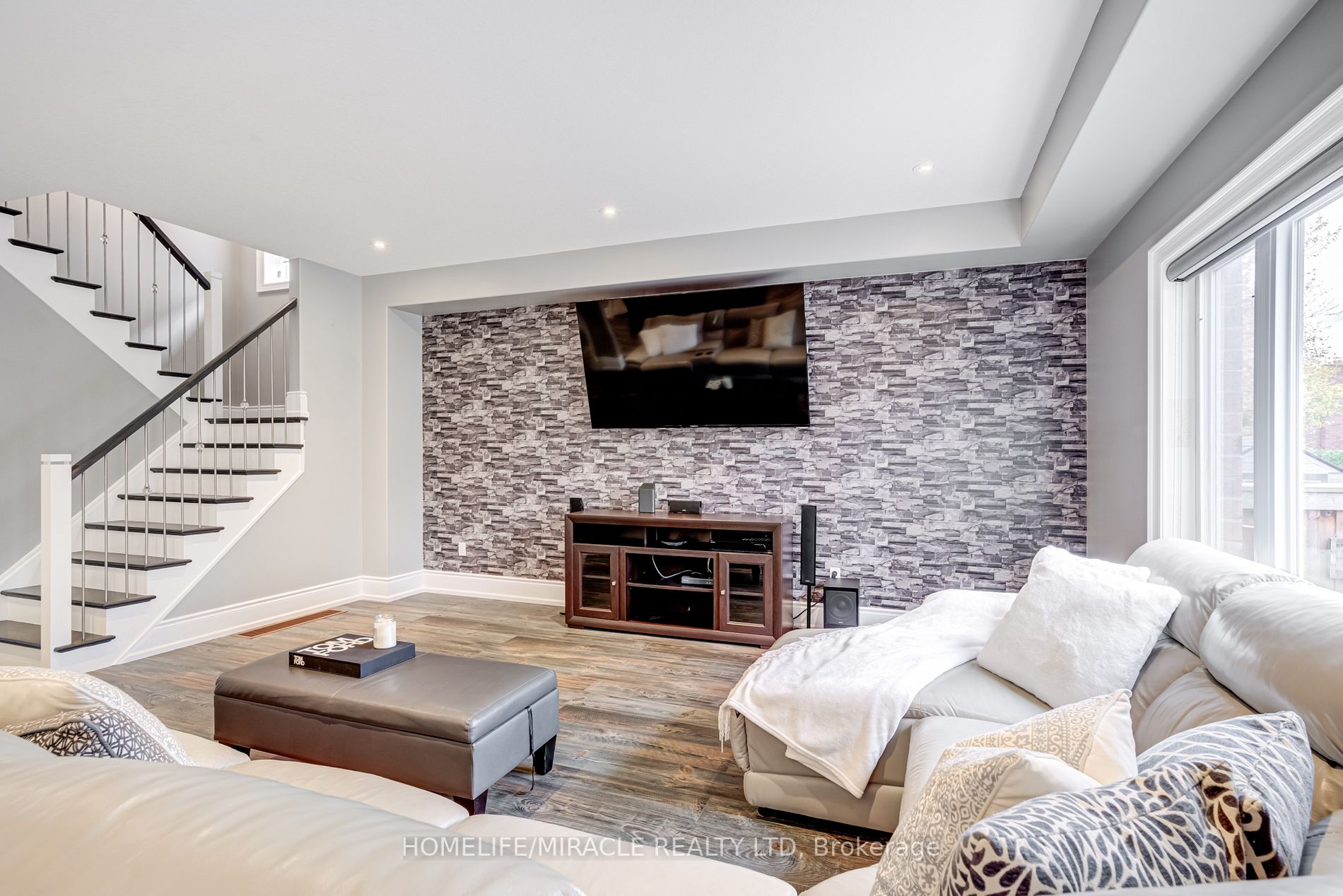 48 Carleton Tr
