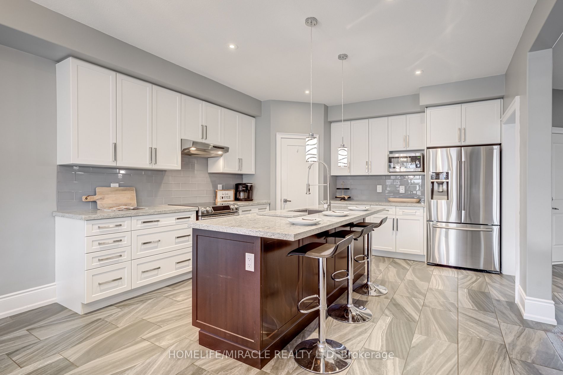 48 Carleton Tr