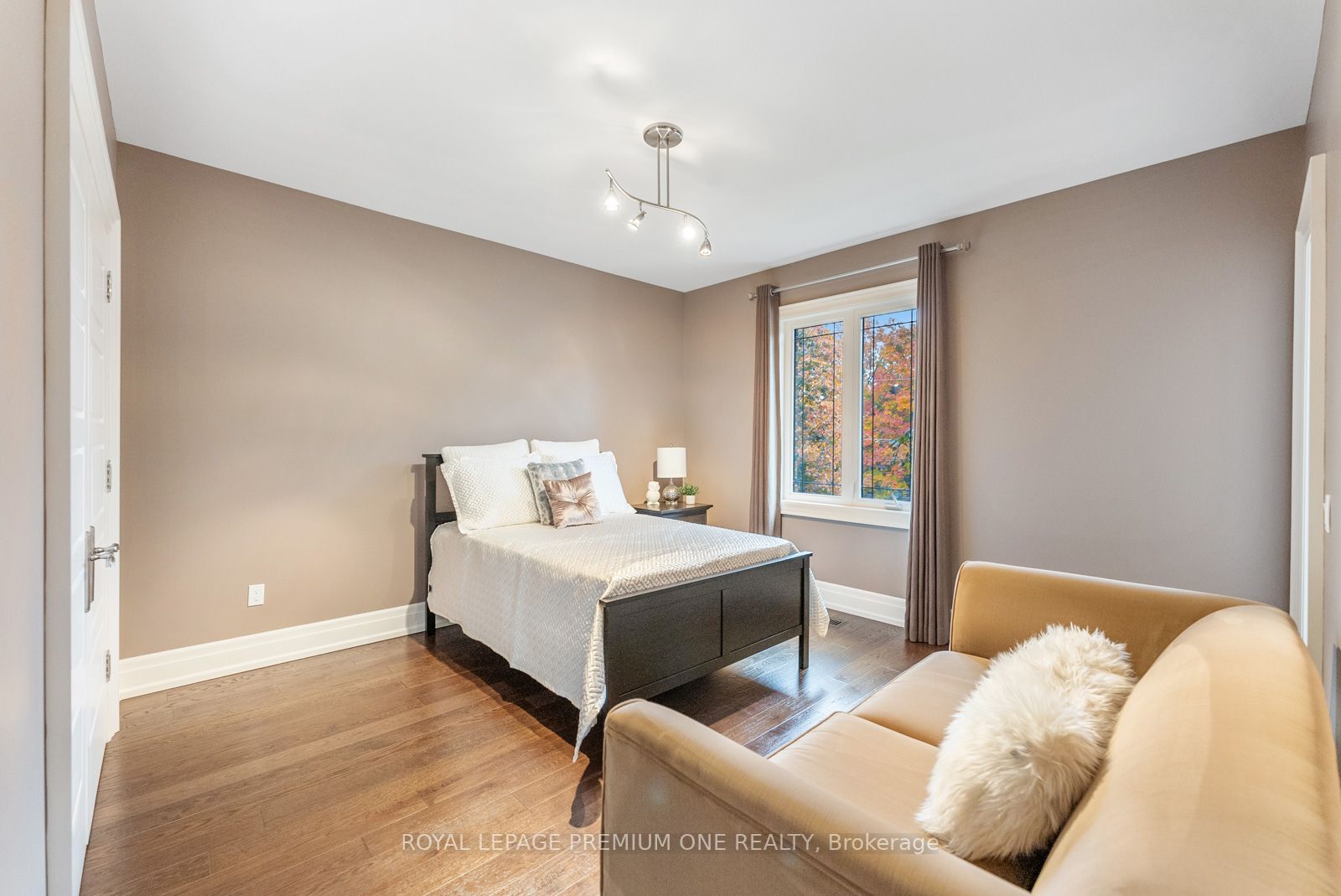 6 Weller Cres