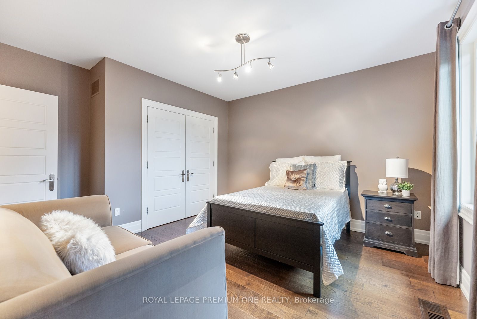 6 Weller Cres