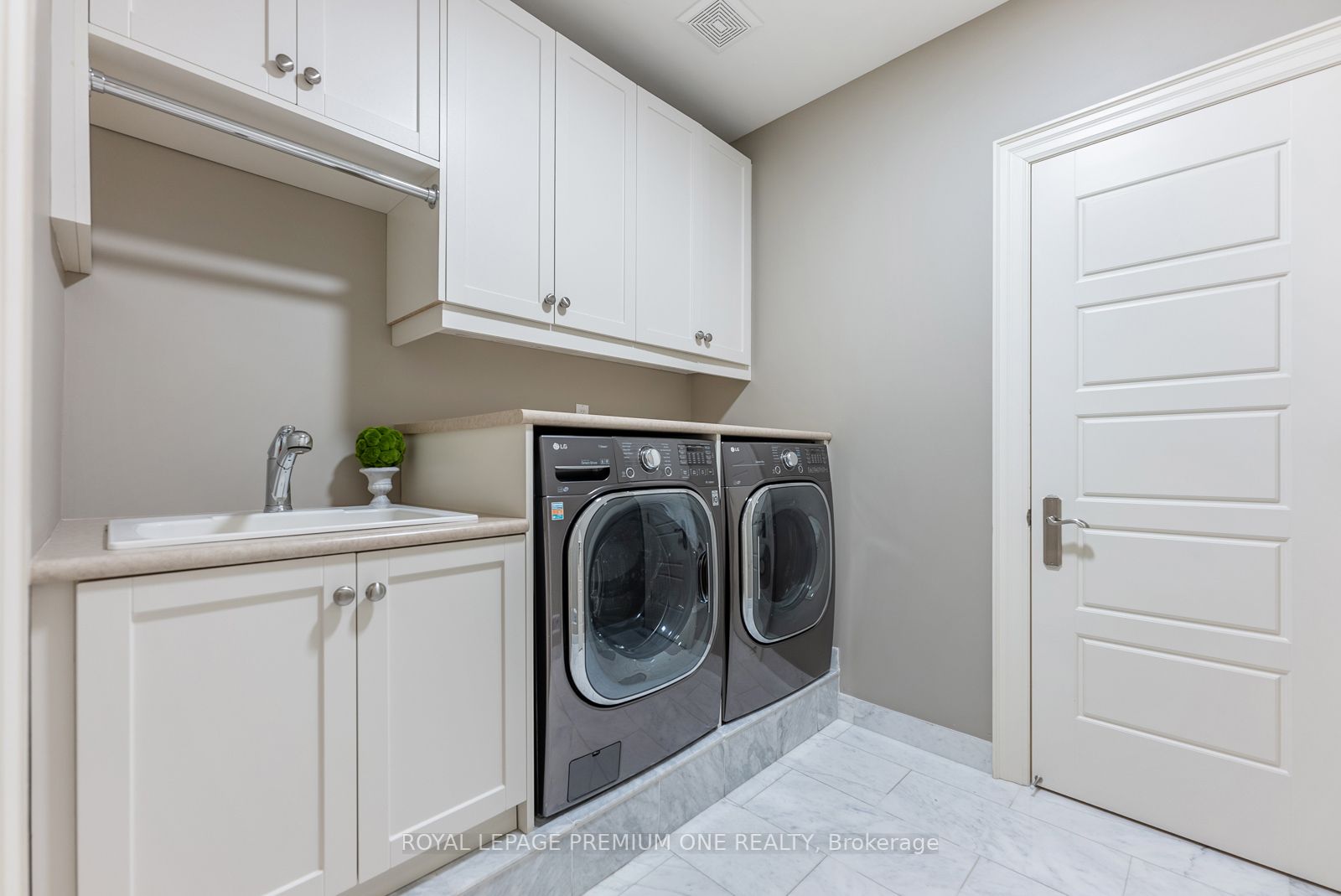 6 Weller Cres