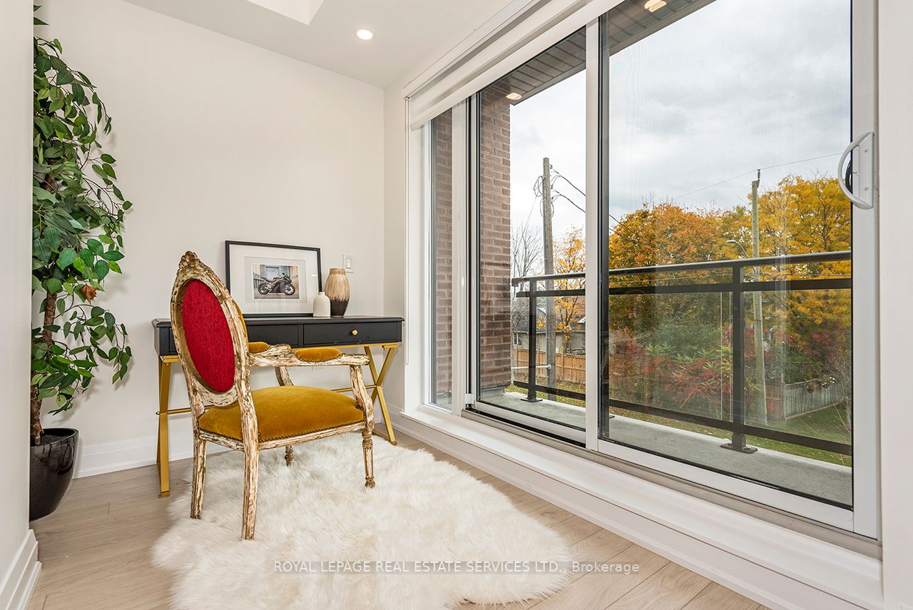 18 Coles Ave, #703