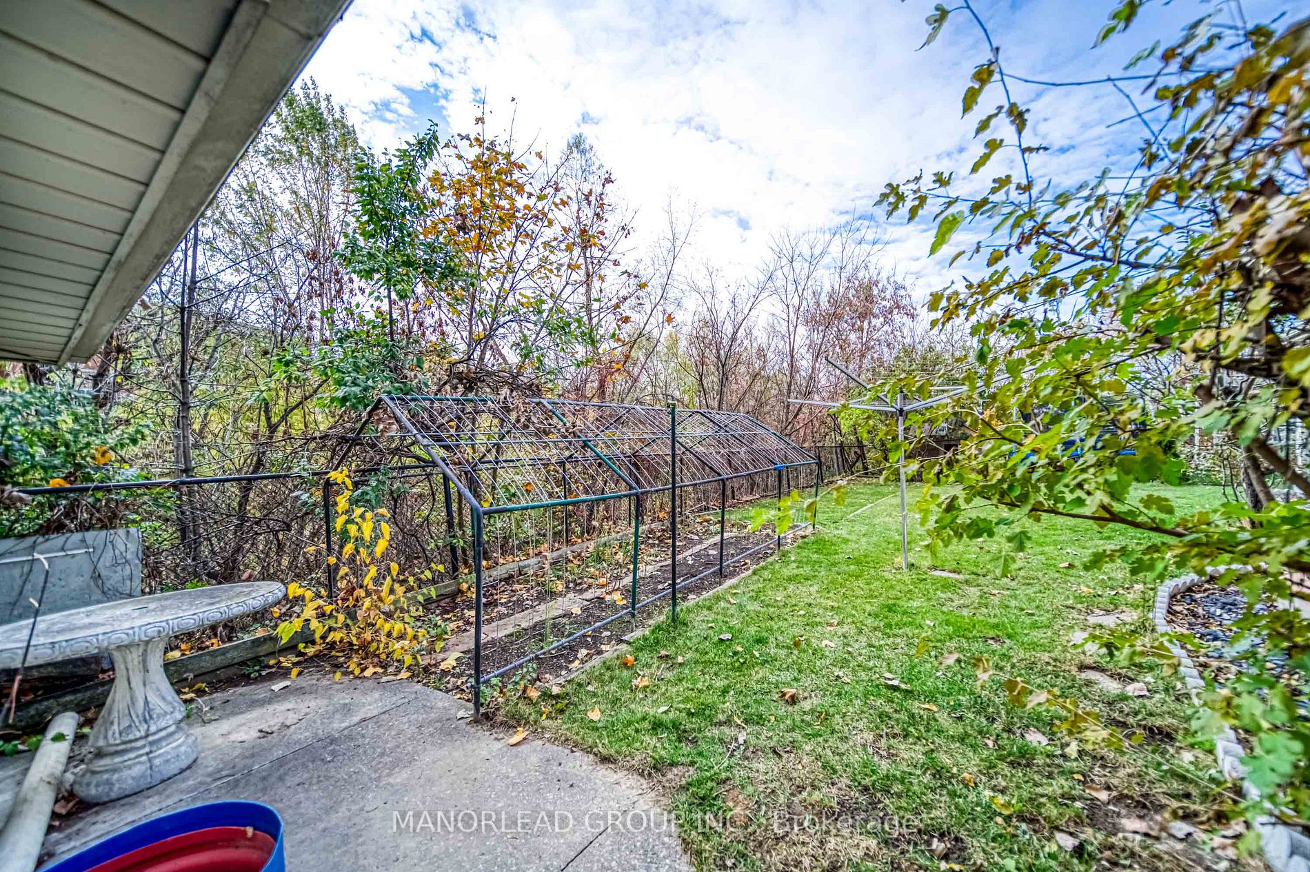 95 Clover Leaf St