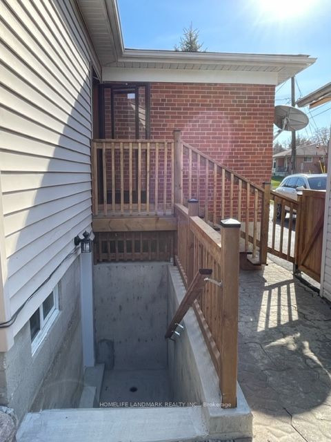 33 Millard Ave E