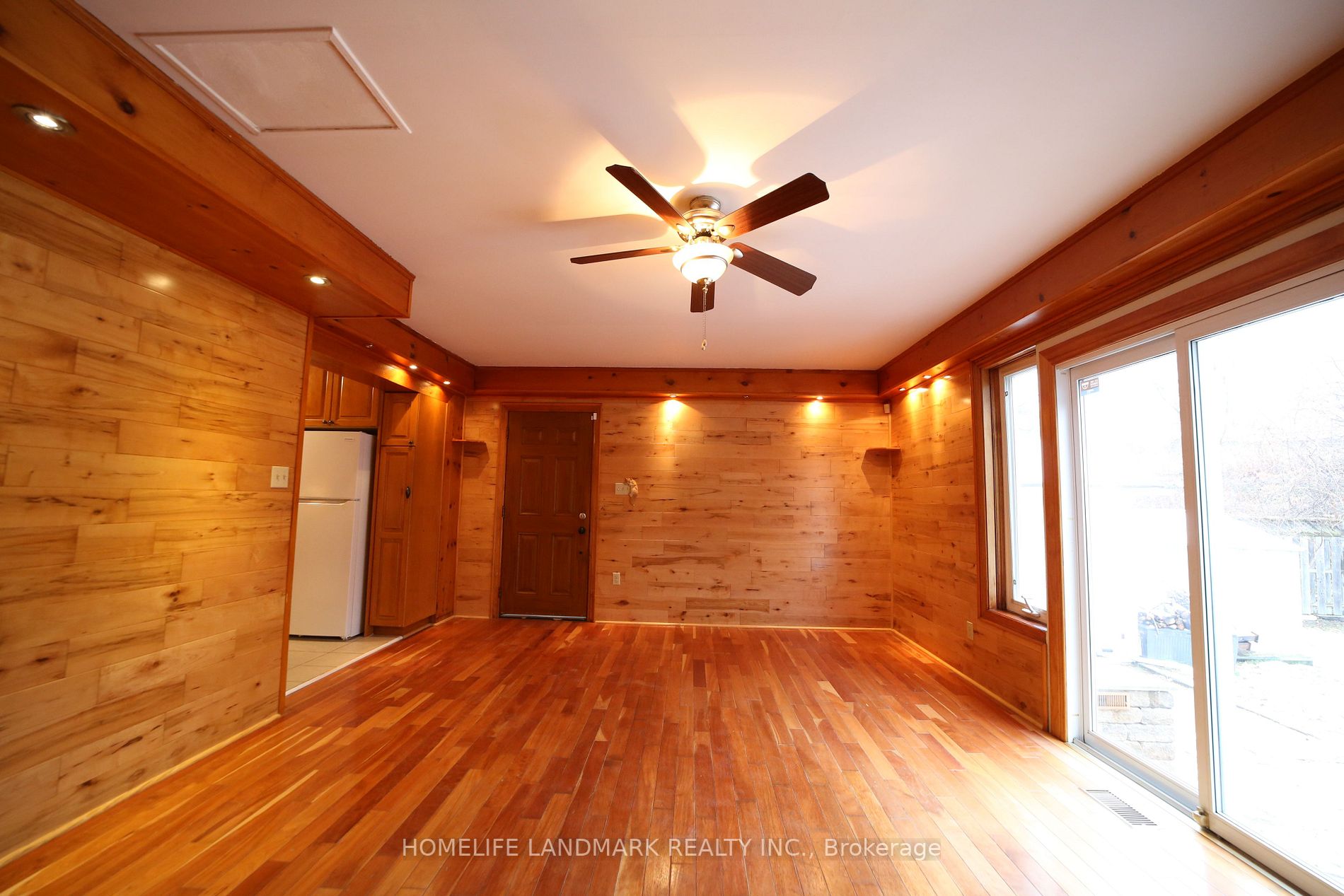 33 Millard Ave E