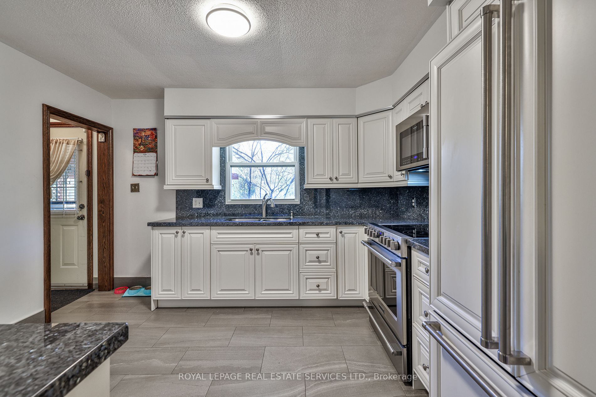 20430 Bathurst St