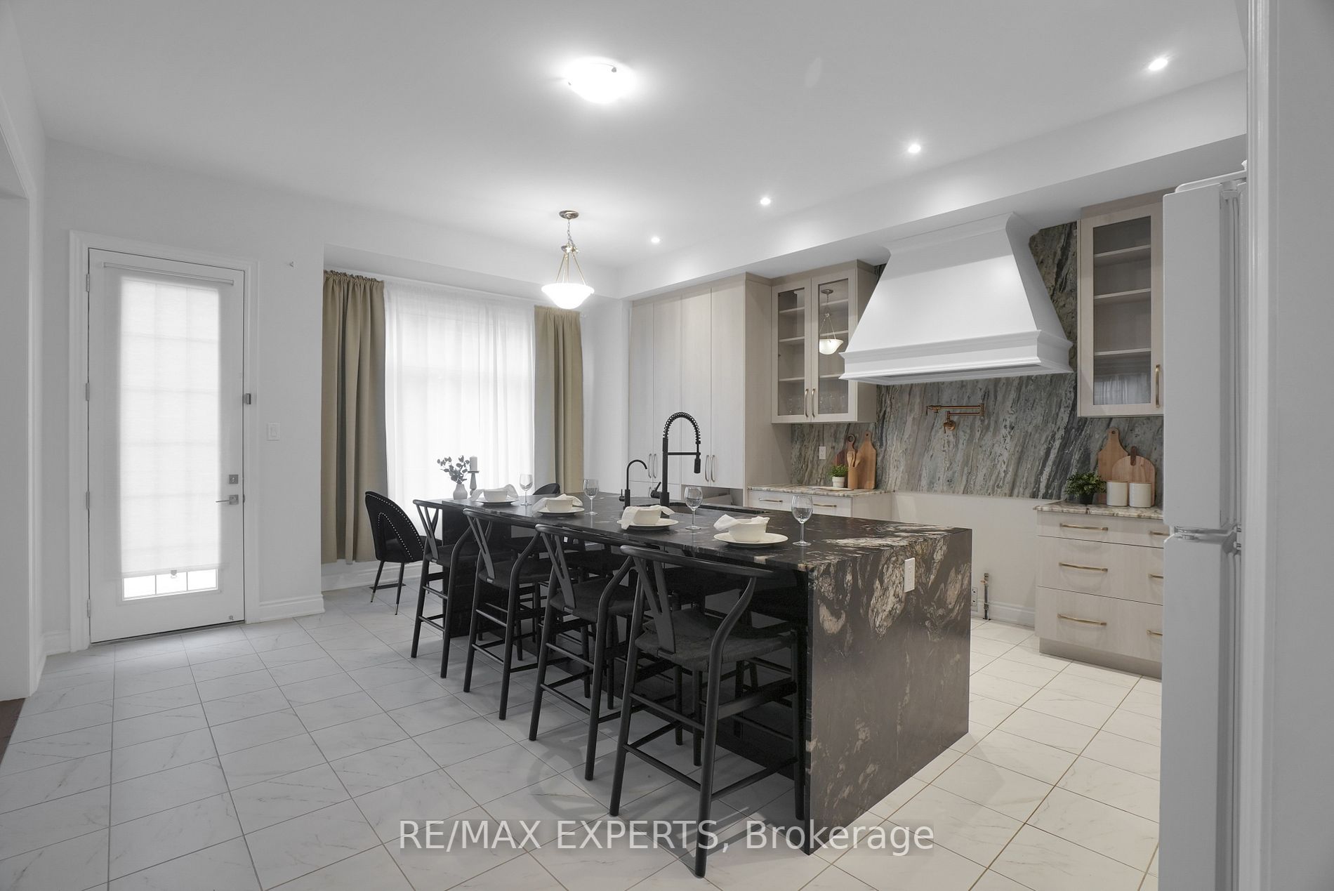 72 Deerhaven Cres